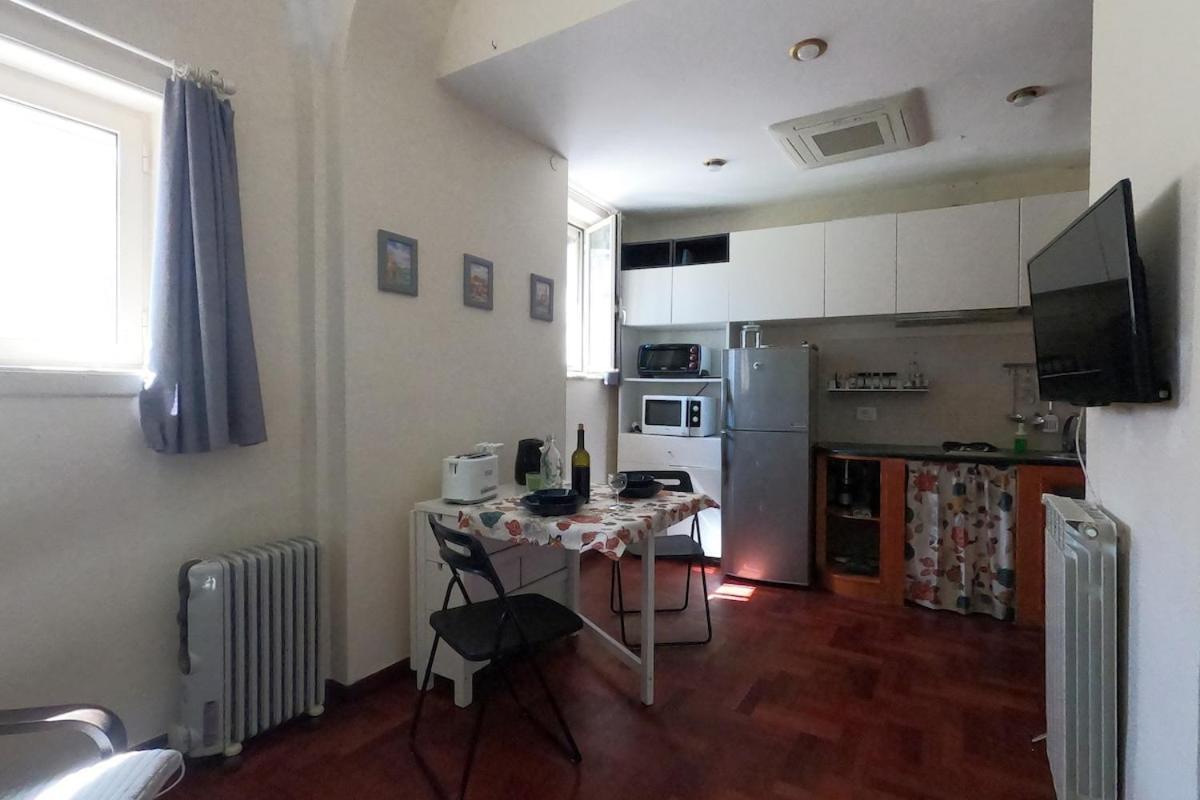 Comodo E Silenzioso Bilocale In Centro Citta Naples